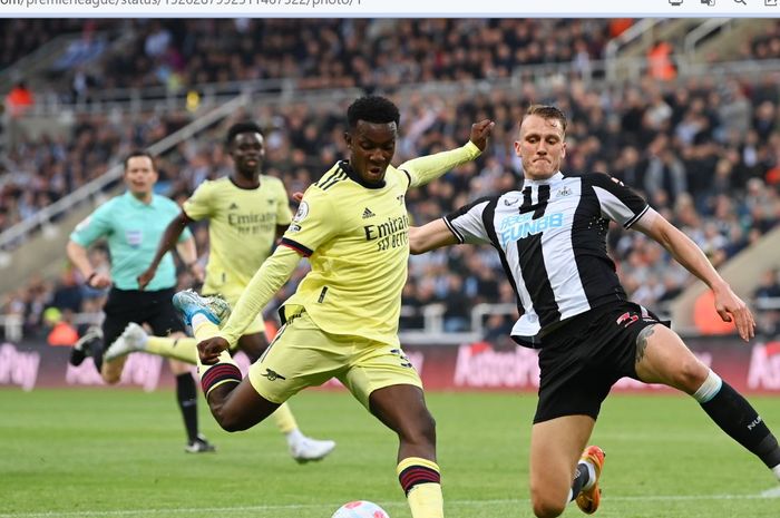 Aksi penyerang Arsenal, Eddie Nketiah, dalam laga pekan ke-37 Liga Inggris 2021-2022 melawan Newcastle United di Stadion St. James' Park, Senin (16/5/2022).