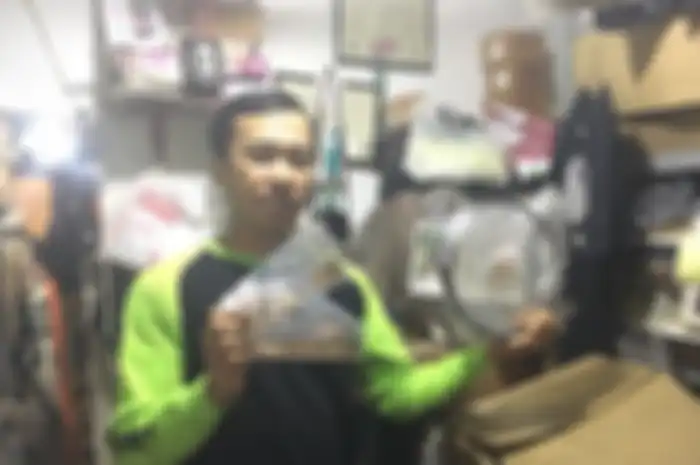 Haryono, penjual spare part motor Kawasaki lawas