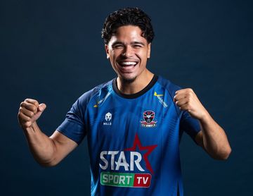 Penyerang timnas Indonesia, Ragnar Oratmangoen, saat mengenakan jersey FCV Dender