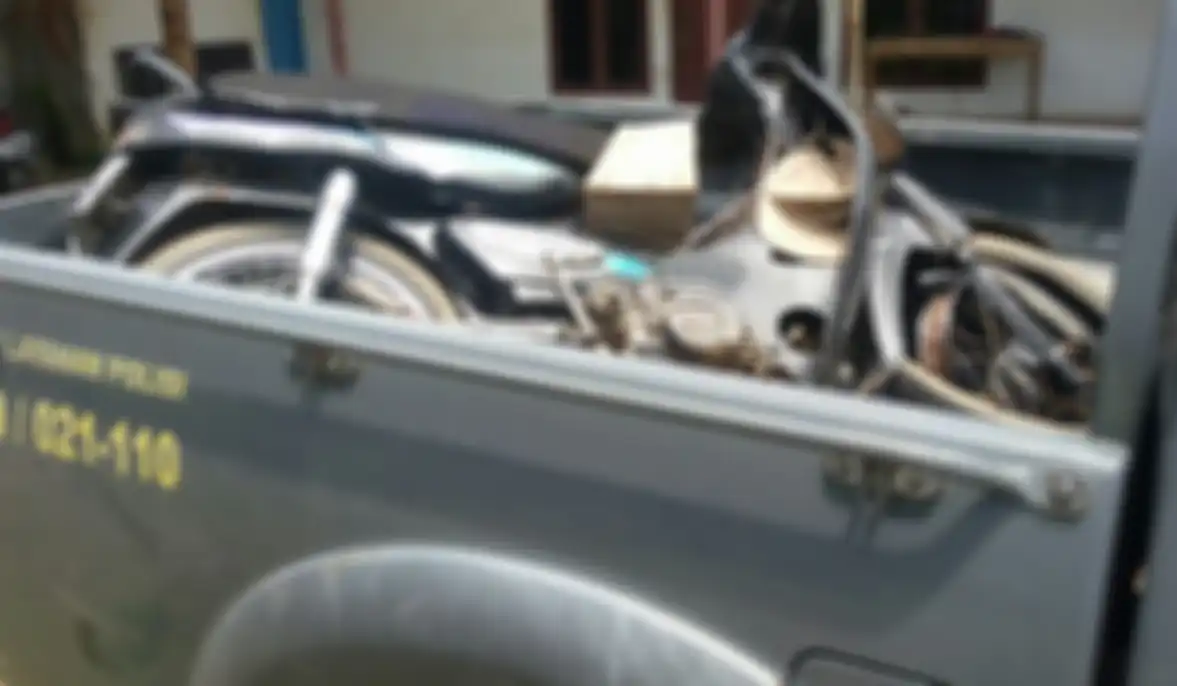Terakhir ada motor tabrakan di jalan yang relatif sepi
