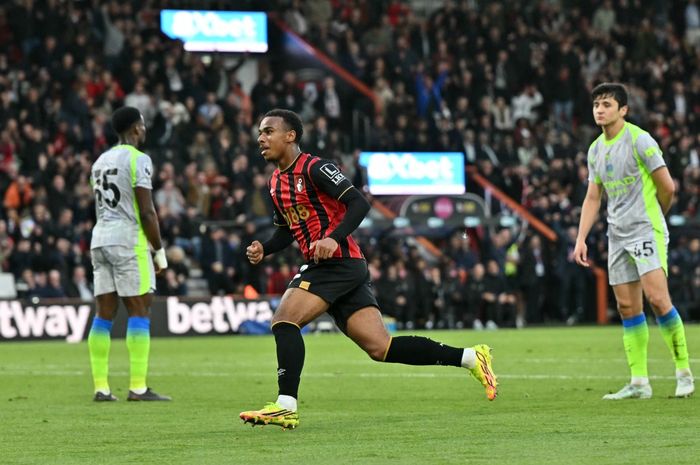 Selebrasi pemain Bournemouth, Eli Junior Kroupi, usai membobol gawang Manchester City dalam lanjutan Liga Inggris, Rabu (20/5/2026) dini hari WIB. Hasil seri di laga ini membawa Man City gagal mencegah Arsenal juara Premier League.