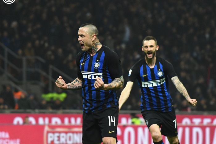 Gelandang Inter Milan, Radja Nainggolan, merayakan gol yang dicetak ke gawang Sampdoria dalam laga Liga Italia di Stadion Giuseppe Meazza, Minggu (17/2/2019).