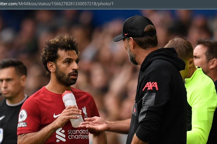 Momen Mohamed Salah dan Juergen Klopp berdiskusi di pinggir lapangan dalam salah satu laga Liverpool di Liga Inggris.