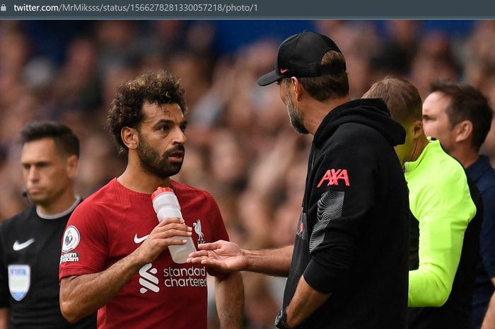 Momen Mohamed Salah dan Juergen Klopp berdiskusi di pinggir lapangan dalam salah satu laga Liverpool di Liga Inggris.