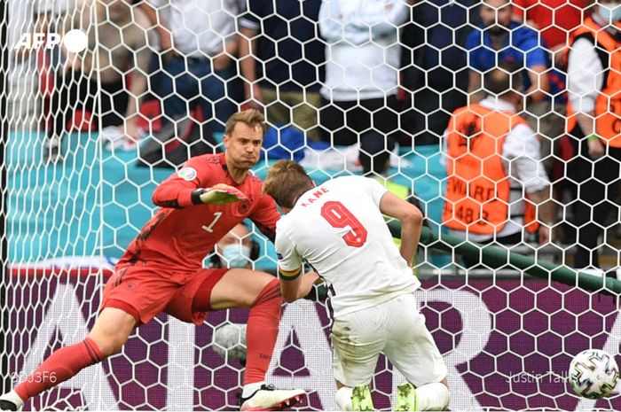 Harry Kane membobol gawang Manuel Neuer untuk kemenangan Inggris 2-0 atas Jerman dalam babak 16 besar Euro 2020 di Stadion Wembley, London, 29 Juni 2021. Kedua tim ini berpotensi bertemu lagi di babak 16 besar Euro 2024. 