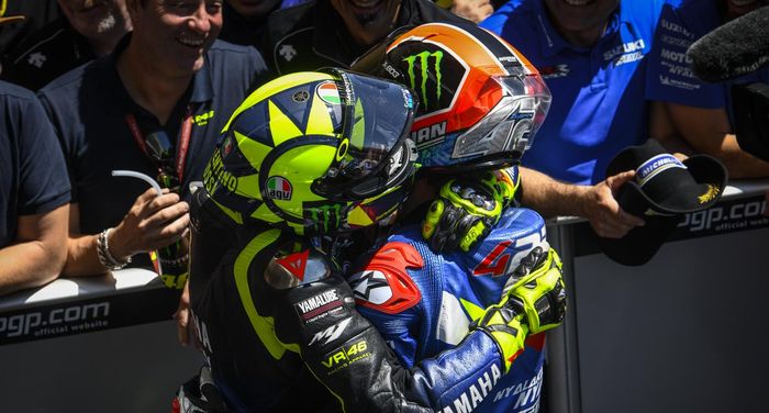 Momen Valentino Rossi (kiri) dan Alex Rins (kanan) ketika selesai menjalani balapan MotoGP Americas 2019.