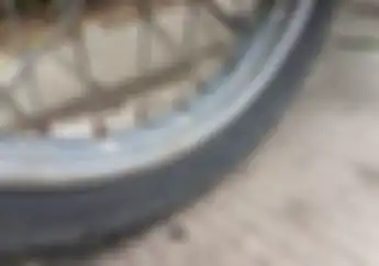 Bisa Bikin Bokek, Ini Efek Negatif Kalau Memaksakan Riding Naik Motor yang Bannya Kempis
