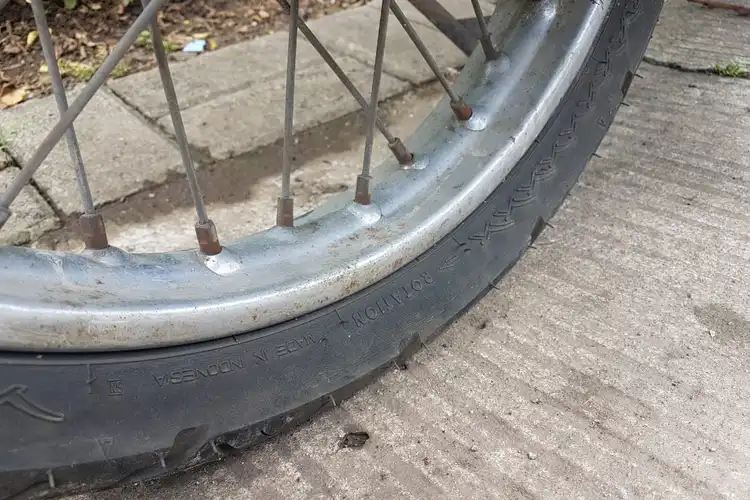 Bisa Bikin Bokek, Ini Efek Negatif Kalau Memaksakan Riding Naik Motor yang Bannya Kempis