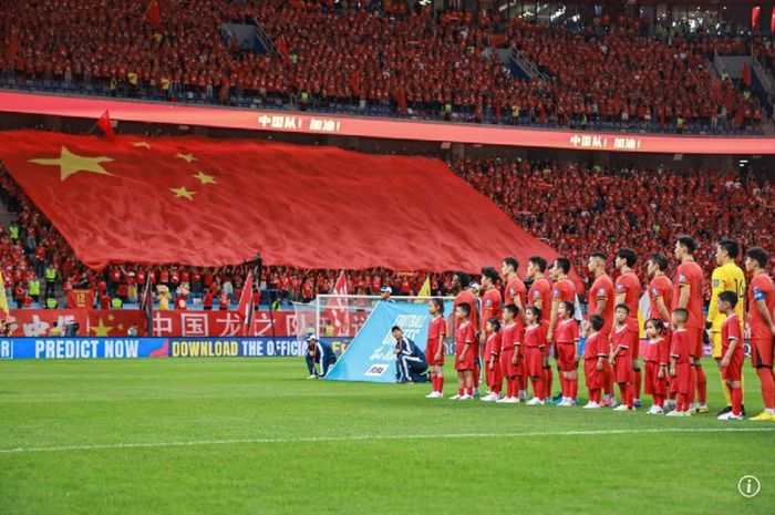 Para pemain Timnas China menyanyikan lagu kebangsaan sebelum menghadapi Arab Saudi dalam Putaran Ketiga Kualifikasi Piala Dunia 2026 zona Asia di Dalian, 10 September 2024. China bersaing dengan Timnas Indonesia masuk 4 besar.