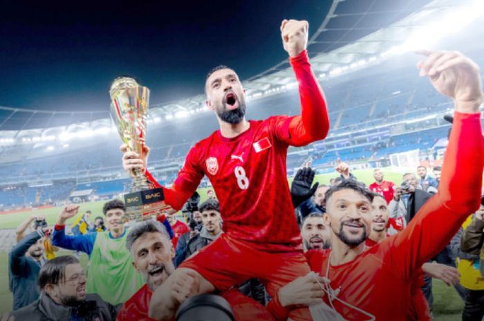 Mohammed Marhoon diangkat rekan-rekannya seusai meraih trofi Man of The Match dalam duel Bahrain versus Kuwait di semifinal Piala Teluk 2024.