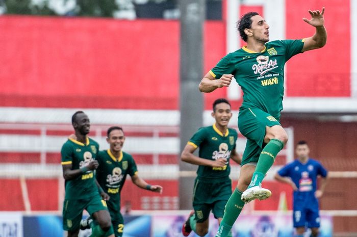 Gelandang asing Persebaya Surabaya, Mahmoud Eid, merayakan gol yang dicetaknya ke gawang Arema FC pada semifinal Piala Gubernur Jatim 2020.