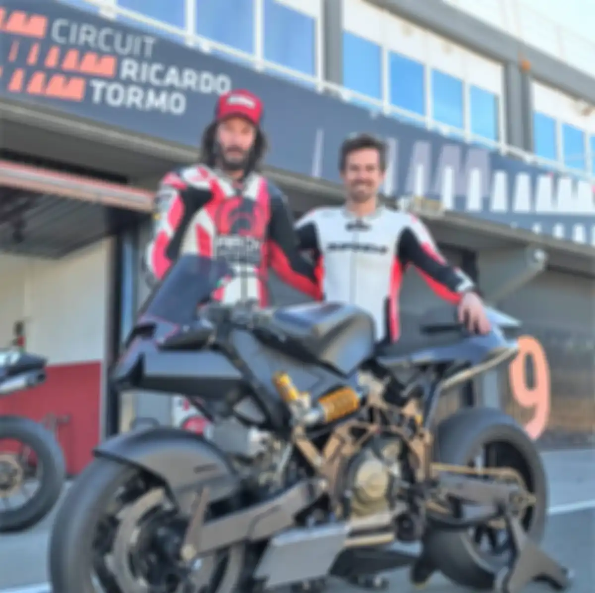 Aktor Hollywood, Keanu Reeves (kiri) jajal Vyrus 987 bareng Nico Terol (kanan) di sirkuit Valencia