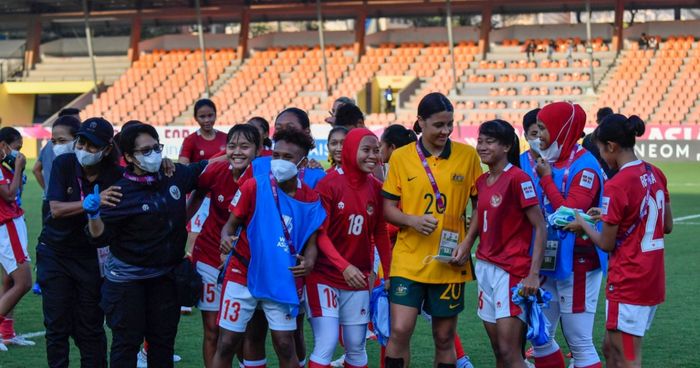 Seusai dikalahkan 18-0 dalam laga perdana Piala Asia Wanita 2022 di Mumbai, India, Jumat (21/1/2022), para pemain Timnas Wanita Indonesia, termasuk ofisialnya, sangat senang bisa menyapa dan bercengkerama dengan bintang Timnas Wanita Australia Sam Kerr (baju kuning tengah).