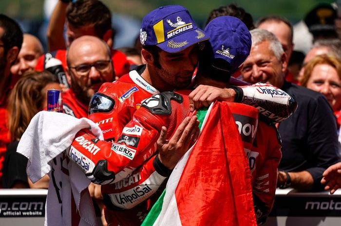 Momen ketika Danilo Petrucci merayakan kemenangannya bersama Andrea Dovizioso pada MotoGP Italia 2019.