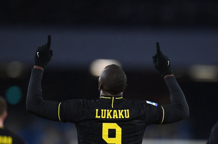 Striker Inter Milan, Romelu Lukaku, merayakan gol yang dicetak ke gawang Napoli dalam laga Liga Italia di Stadion San Paolo, Senin (6/1/2020).