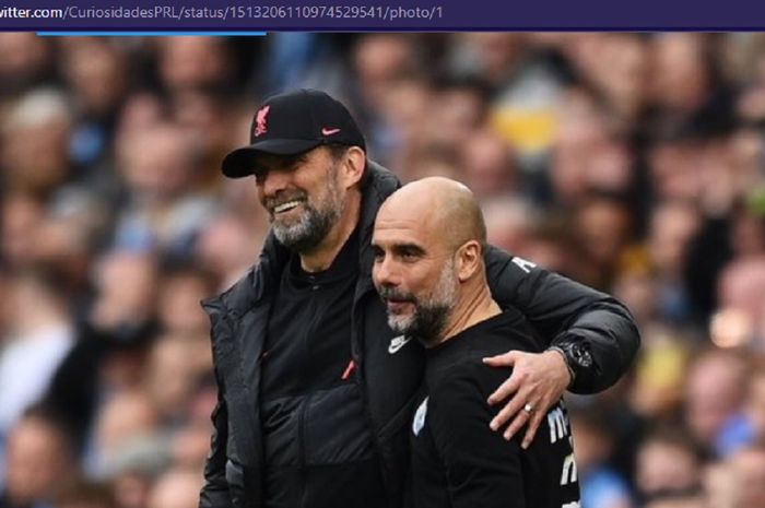 Pelatih Liverpool, Juergen Klopp (kiri), bersama pelatih Manchester City, Pep Guardiola, usai duel pekan ke-32 Liga Inggris 2021-2022 di Stadion Etihad pada Minggu (10/4/2022)