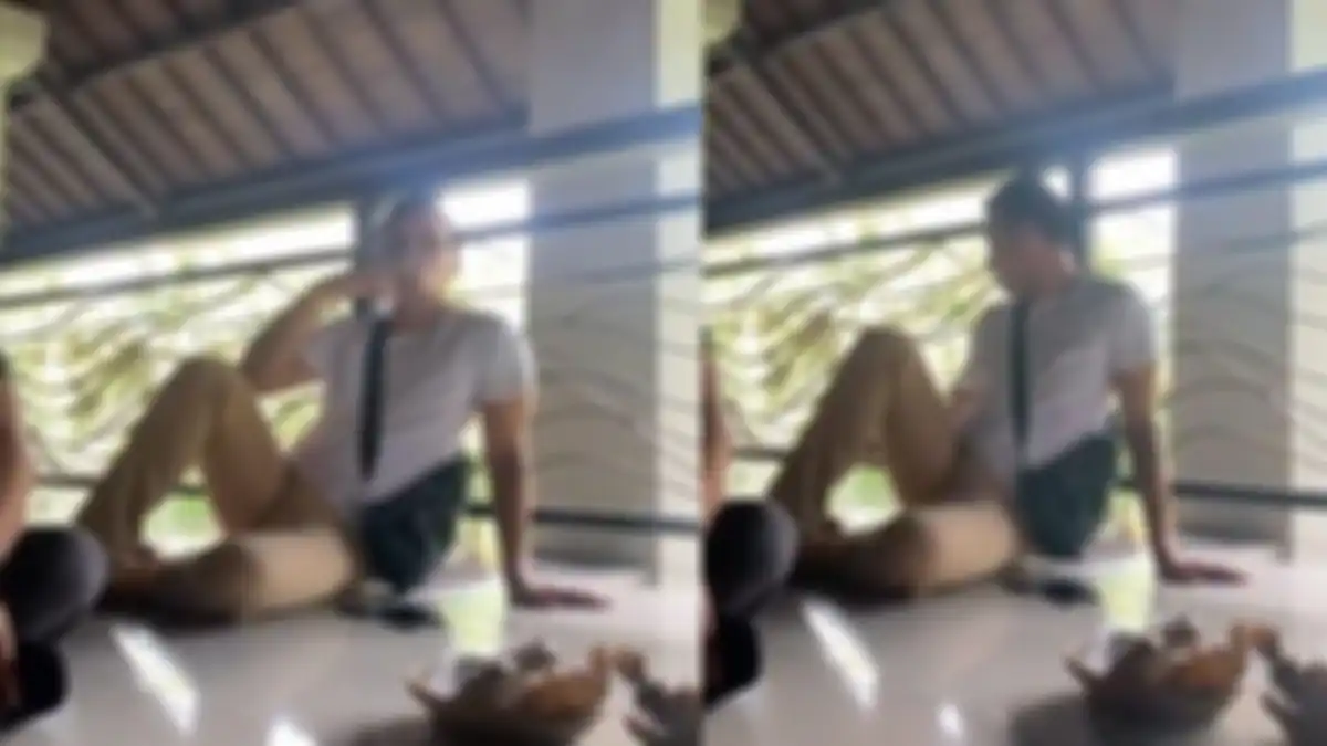 Viral dan langka momen Nicholas Saputra sedang sebat sambil lesehan di lantai.