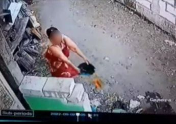 Ketangkep CCTV! Emak-emak Ini Siramkan Sebaskom Air Kencing ke Rumah Tetangganya, Ternyata Gegara Hal Ini