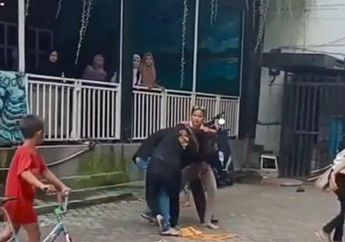 Video Viral! Pelakor Ini Dikeroyok 3 Orang Wanita hingga Jadi Tontonan Termasuk Para Bocil, sang Pria Malah Lindungi?