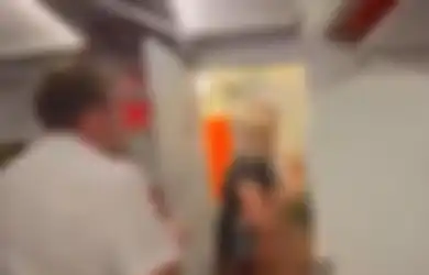 Viral Video Pasangan Nekat Berbuat Asusila di Toilet Pesawat, Disoraki Penumpang hingga Dikawal Polisi