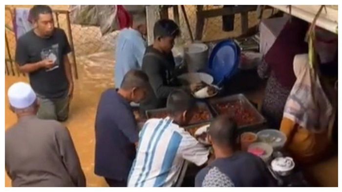 Viral, acara pernikahan ini digelar saat banjir, tamu undangan tetap datang dan menikmati jamuan 