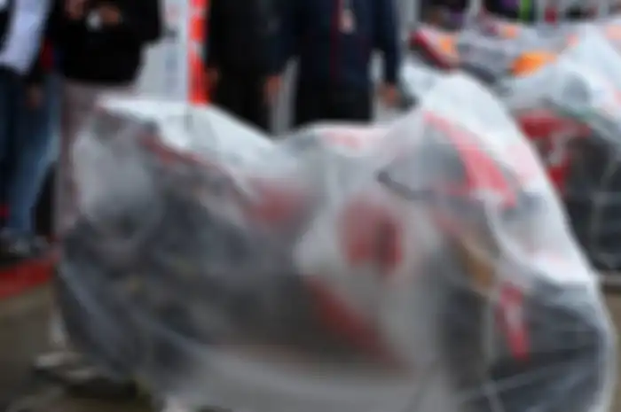 Motor MotoGP ditutup agar tidak kena air hujan