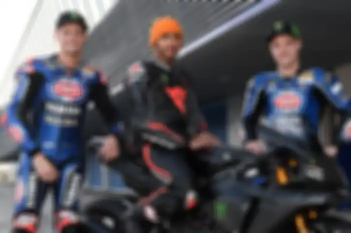 Lewis Hamilton (tengah) diapit Michael van der Mark (kiri) dan Alex Lowes (kanan) saat jajal motor Y