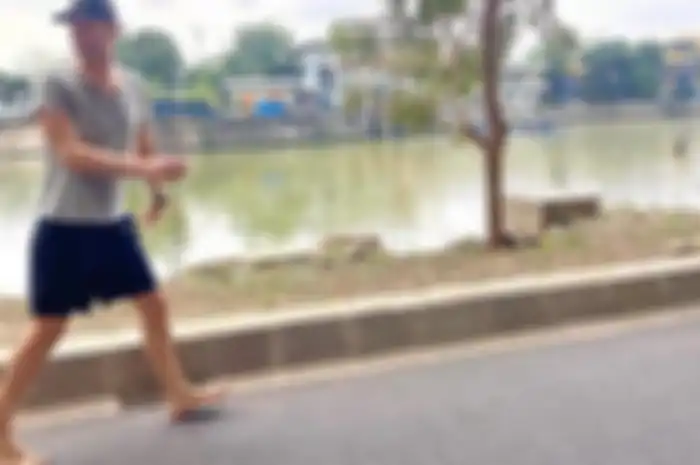 Foto Chris Martin berjalan nyeker di Waduk Setiabudi Barat. 