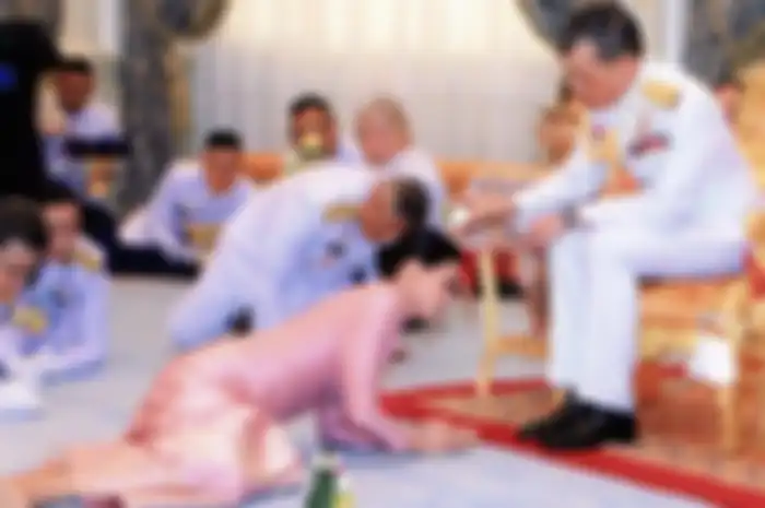 Vajiralongkorn menjebak Yuvadhida Polpraserth seakan selingkuh dengan seorang marsekal udara hingga foto syur disebar.