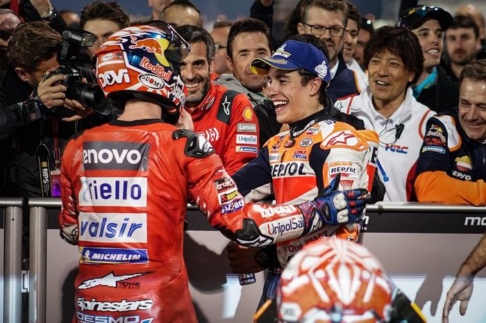 Momen saat Andrea Dovizioso dan Marc Marquez menuntaskan balapan MotoGP Qatar 2019.