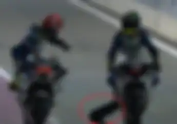 Kocak Banget Bray, Ban Belakang Motor Karel Abraham Tersangkut Sesuatu
