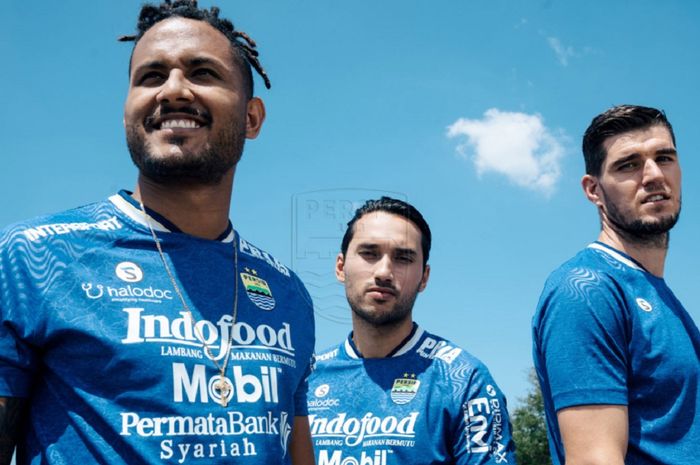 Tiga pilar Persib Bandung, Wander Luiz, Ezra Walian, dan Nick Kuipers, memamerkan jersi utama baru untuk musim 2021-2022.