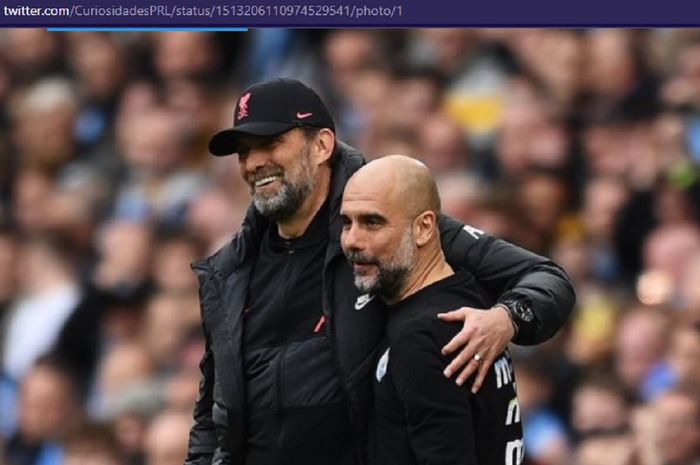 Pelatih Liverpool, Juergen Klopp (kiri), bersama pelatih Manchester City, Pep Guardiola, usai duel pekan ke-32 Liga Inggris 2021-2022 di Stadion Etihad pada Minggu (10/4/2022)