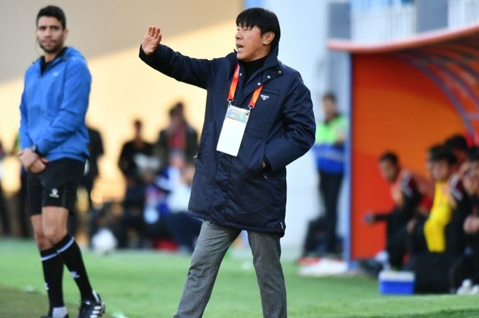 Pelatih timnas U-20 Indonesia Shin Tae-yong memberi arahan ke pemainnya saat menghadapi Irak pada ajang Piala Asia U-20 2023 di Stadion Lokomotiv, Tashkent, Uzbekistan, Rabu (1/3/2023). 