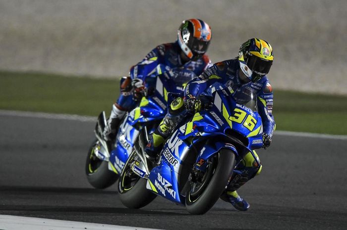 Joan Mir saat menjalani duel dengan Alex Rins di MotoGP Qatar 2019.