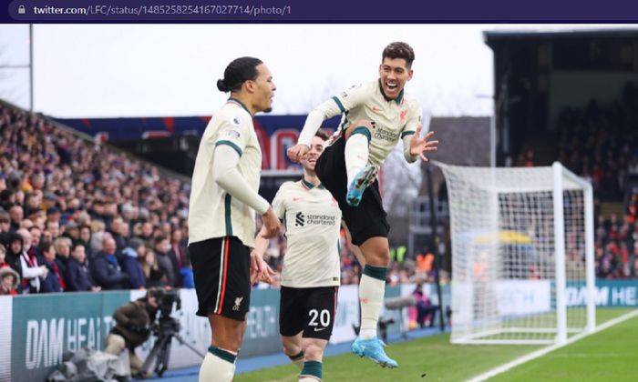 Dua pemain Liverpool, Virgil van Dijk dan Roberto Firmino, merayakan gol ke gawang Crystal Palace dalam laga pekan ke-23 Liga Inggris 2021-2022 di Selhurst Park pada Minggu (23/1/2022) pukul 21.00 WIB.