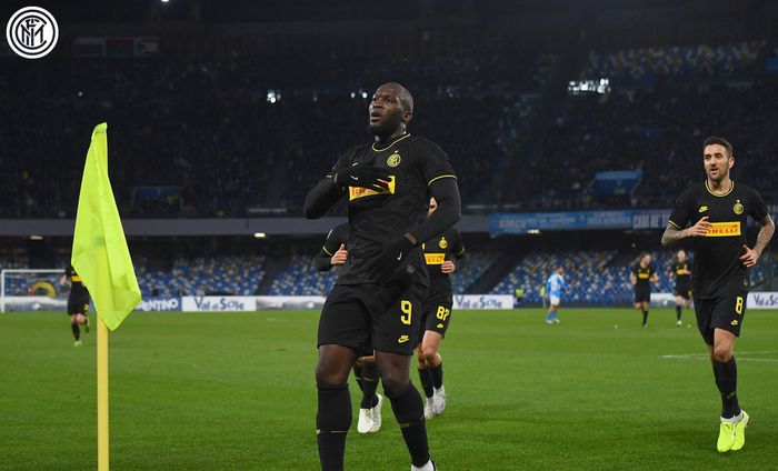 Striker Inter Milan, Romelu Lukaku, merayakan gol yang dicetak ke gawang Napoli dalam laga Liga Italia di Stadion San Paolo, Senin (6/1/2020).