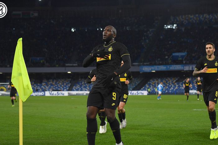 Striker Inter Milan, Romelu Lukaku, merayakan gol yang dicetak ke gawang Napoli dalam laga Liga Italia di Stadion San Paolo, Senin (6/1/2020).