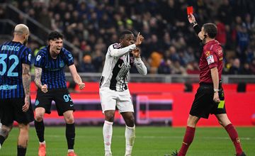 Wasit Federico La Penna memberikan kartu merah kepada Pierre Kalulu dalam laga Inter Milan kontra Juventus di Liga Italia, Sabtu (14/2/2026) di Giuseppe Meazza.