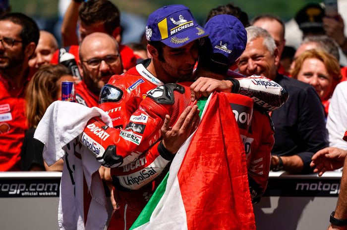 Momen ketika Danilo Petrucci merayakan kemenangannya bersama Andrea Dovizioso pada MotoGP Italia 2019.