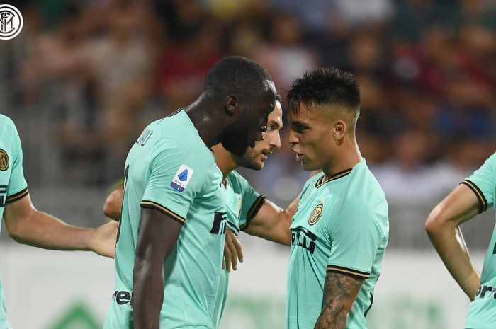 Striker Inter Milan, Romelu Lukaku, melakukan selebrasi bersama Lautaro Martinez dalam laga Liga Italia melawan Cagliari di Stadion Sardegna Arena, Minggu (1/9/2019).