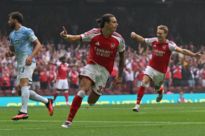 Bek Arsenal, Riccardo Calafiori, merayakan gol yang dicetaknya pada menit pertama laga Community Shield melawan Man City, Minggu (16/8/2026) di Stadion Wembley, London.