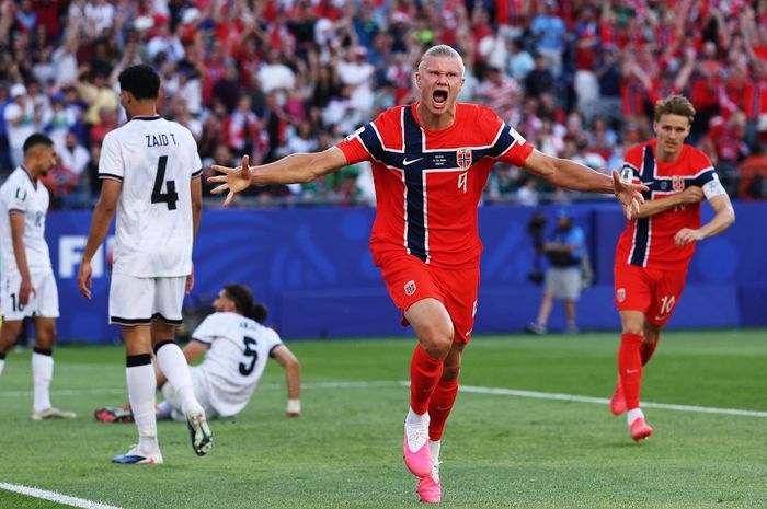 Penyerang Timnas Norwegia, Erling Haaland (kanan), menyebut Inggris justru yang bermain di bawah tekanan di perempat final Piala Dunia 2026. Penyerang Manchester City ini juga mengirim pesan kepada fans The Three Lions agar tetap rendah hati.