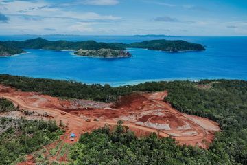 Aktivitas pertambangan nikel di Pulau Kawe, Raja Ampat, Papua.