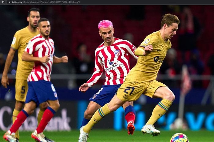 Aksi gelandang Barcelona, Frenkie de Jong (kanan), saat berduel dengan striker Atletico Madrid, Antoine Griezmann, pada partai pekan ke-16 Liga Spanyol 2022-2023 di Stadion Wanda Metropolitano, Minggu (8/1/2023).