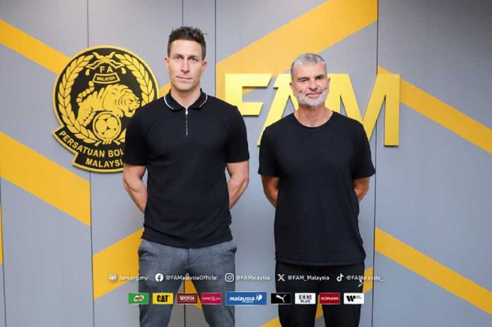 CEO Timnas Malaysia Rob Friend (kiri) dan Kepala Prestasi dan Medis Craig Duncan berpose seusai mendatangi Wisma FAM di Kelana Jaya, Selangor, 14 Januari 2025.