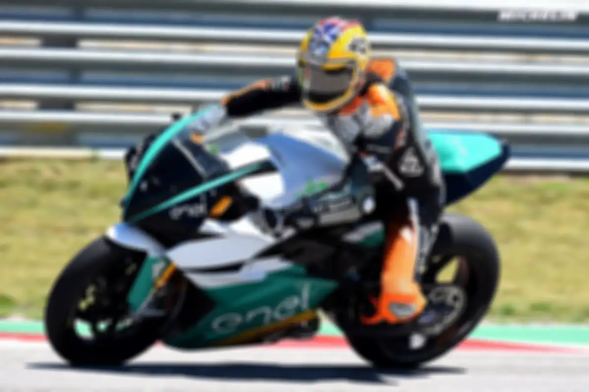 Mantan pembalap MotoGP Colin Edwards saat mencoba motor MotoE di sirkuit Austin, Texas menjelang digulirnya MotoGP Amerika