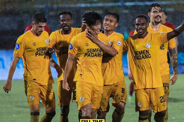 Skuad Semen Padang merayakan gol Ryohei Michubichi ke gawang Madura United pada pekan ke-14 Liga 1 2024/2025.