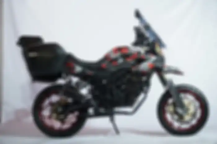 Honda CB150R generasi pertama bergaya touring
