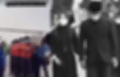 'Ya Allah Sesak Hati Ini', Peti Jenazah Eril Digotong, Atalia Praratya Pegang Erat Tangan Ridwan Kamil, Berusaha Tegar dan Saling Menguatkan